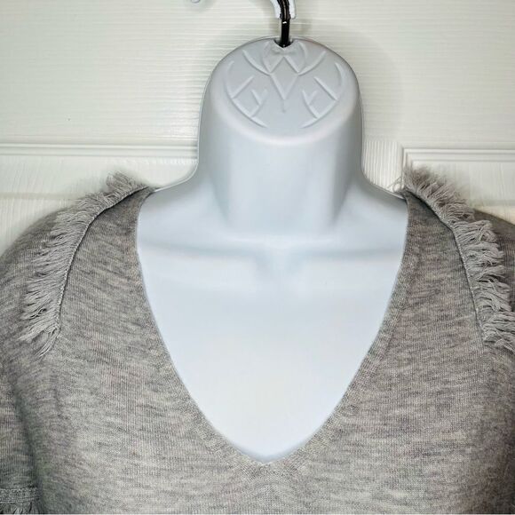 One Grey Day Long Sleeve VNeck Fringe Trim Wool Blend Sweater Lightweight Gray M - Picture 2 of 11